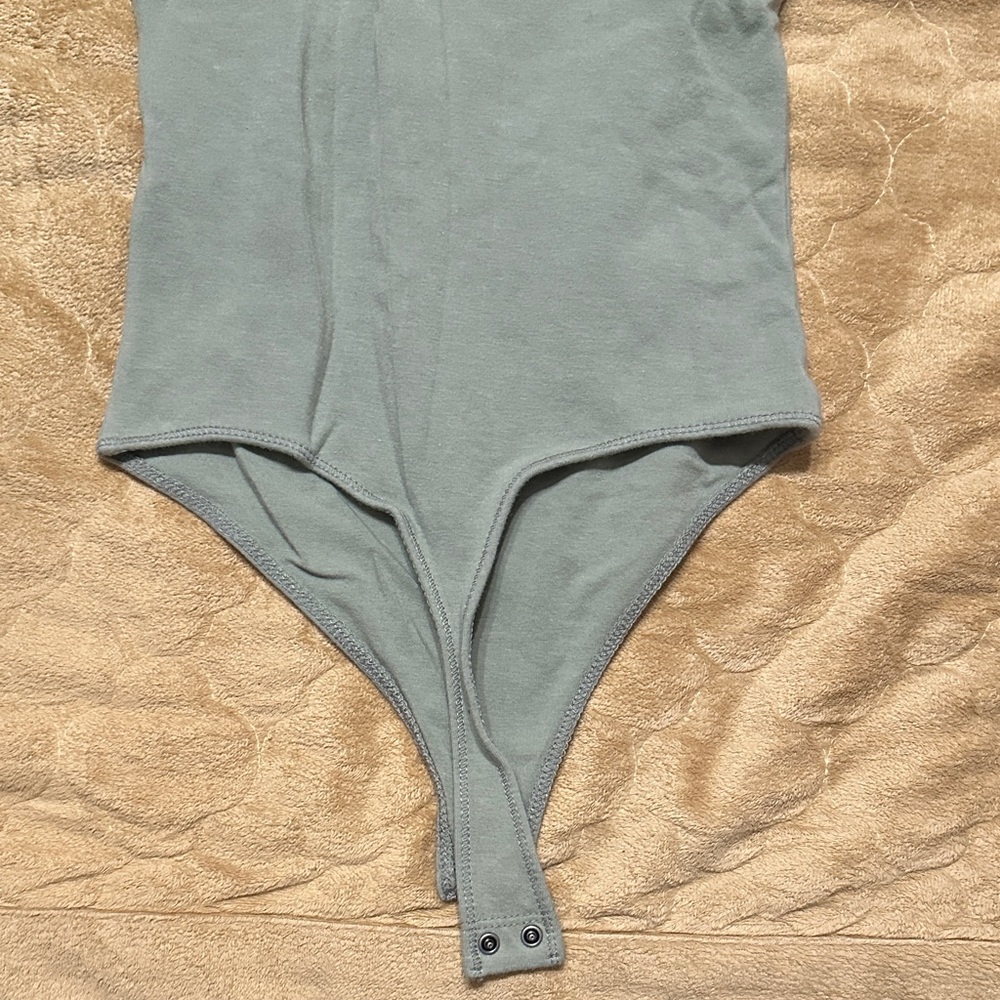 ABERCROMBIE & FITCH Short Sleeve Bodysuit in Sage Green - Picture 7 of 8